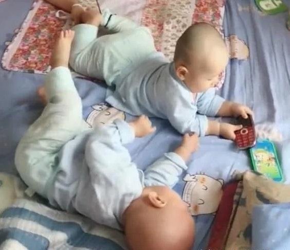 小兄弟|妈妈困坏了想睡觉,担心双胞胎乱爬,于是想了个妙招,真有才
