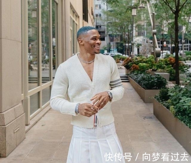 街拍|看不懂威少这身打扮!蓝头发+长裙,就是时尚?我觉得乌布雷更潮