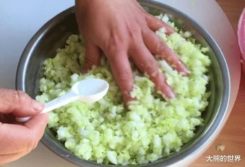 包心白菜|所以白菜做馅时，这就是调馅前多做的一步，饺子不出水好包，鲜香多汁