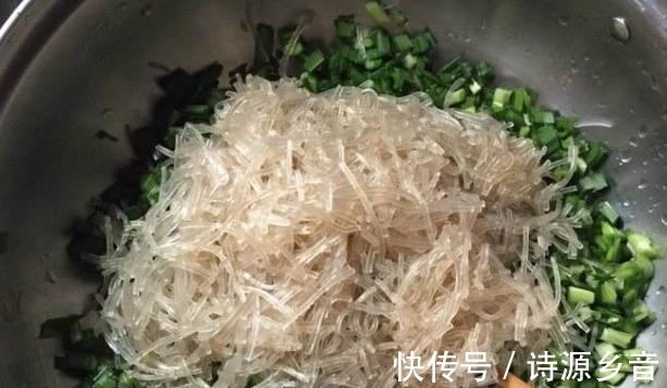 拌鸡蛋馅饺子时,吃起来更美味一口一个,爱吃的朋友别错过!