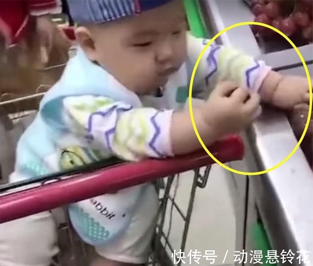 水果区|妈妈带宝宝逛超市，走到水果区宝宝竟做出如此行为，评论炸了
