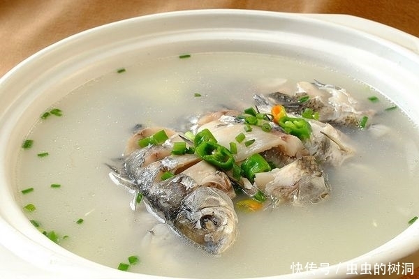 好处|爱吃鲫鱼的注意,鲫鱼好处多多,但这2种人不能吃,后悔才知道!