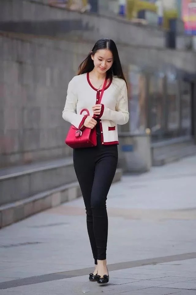 看上去|街拍:身材苗条的小姐姐,让人看上去十分的羡慕