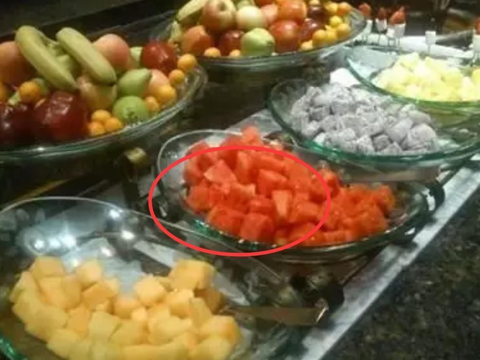 吃自助餐时,这4种食物别再拿了,你拿的越多,服务员越笑你傻