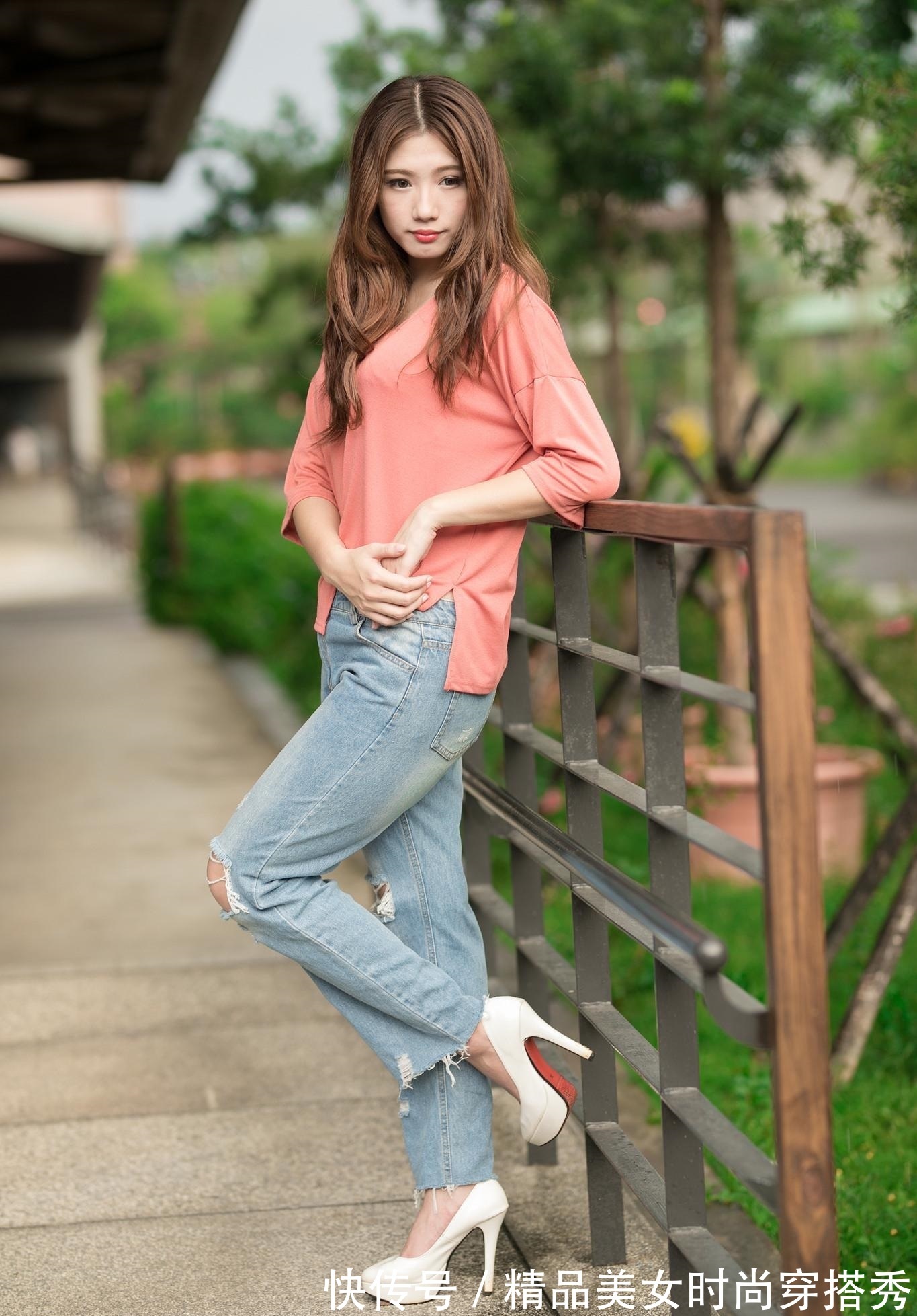 休闲|休闲的穿搭莫过于牛仔裤，上搭一件西瓜粉色T恤，休闲又舒适