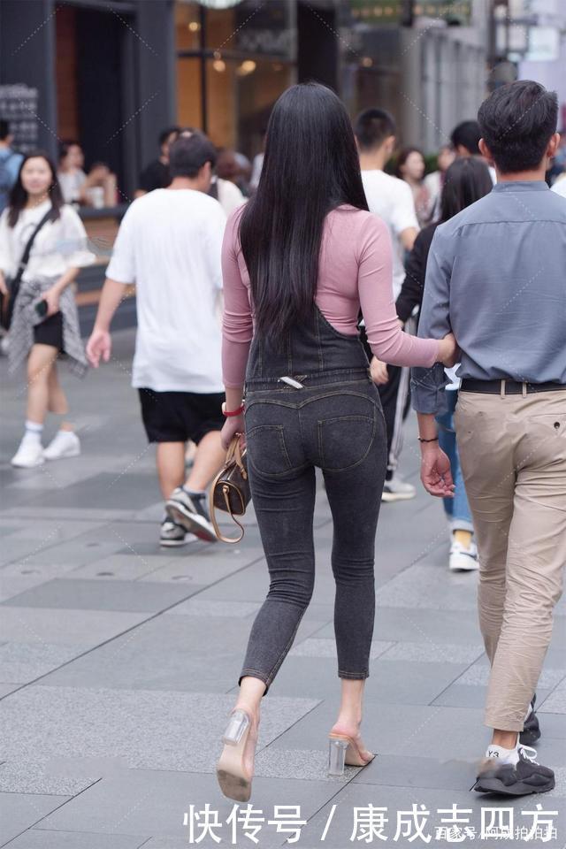 复古古着|皮粉色修身长袖打底,外搭黑色修身牛仔背带裤,清爽时尚