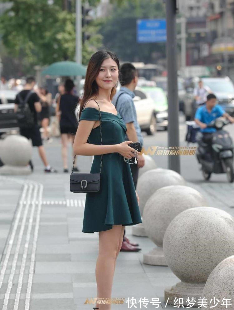 连衣裙|街拍 小姐姐穿蓝绿色露肩连衣裙出街, 宛如一阵清新的海风!