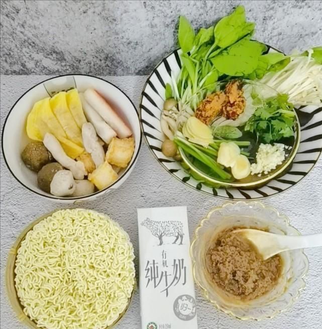 麻辣烫里加了牛奶才更香浓,今天教大家牛奶麻辣烫,全家人都爱吃