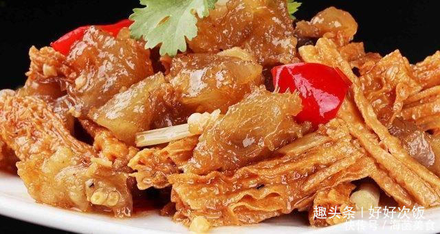 简单家常菜：爆杏鲍菇，黄焖鸡翅，小葱拌豆腐，腐竹烧蹄筋