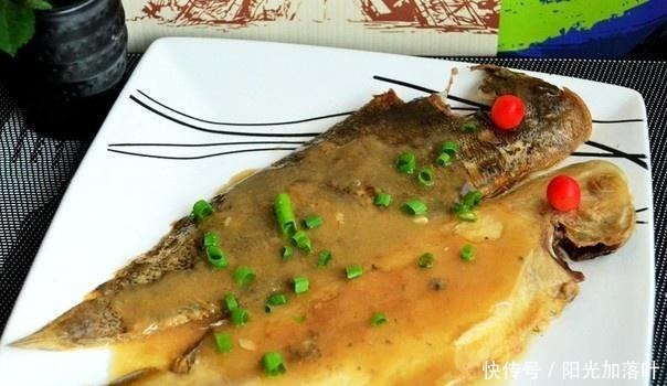 不粘锅|煎鱼时,不要直接用油煎,再加1步“它”,不粘锅,还要闻