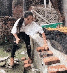 |搞笑GIF：姑娘你的头好重啊，吓着汪星人了，还能不能让它好好睡觉了