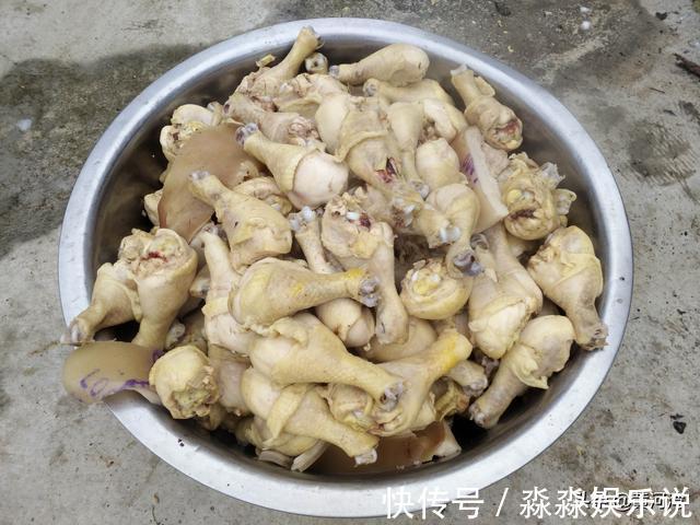 李师傅|51岁厨师徒弟和72岁师傅搭班做宴席，两人一天挣300元