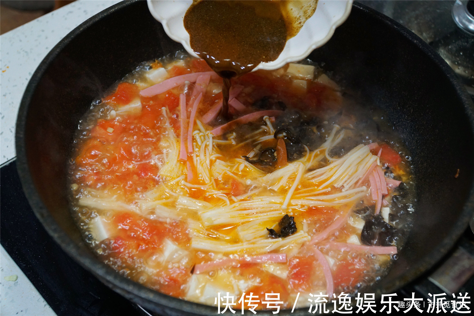 豆腐做的酸辣汤,冬天多煮给家人喝,酸辣鲜香,1碗喝完直冒汗