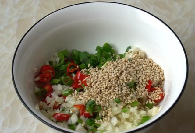 黄瓜和腐竹真是绝配，简单2步做一盘开胃菜，热天拿肉也不想换