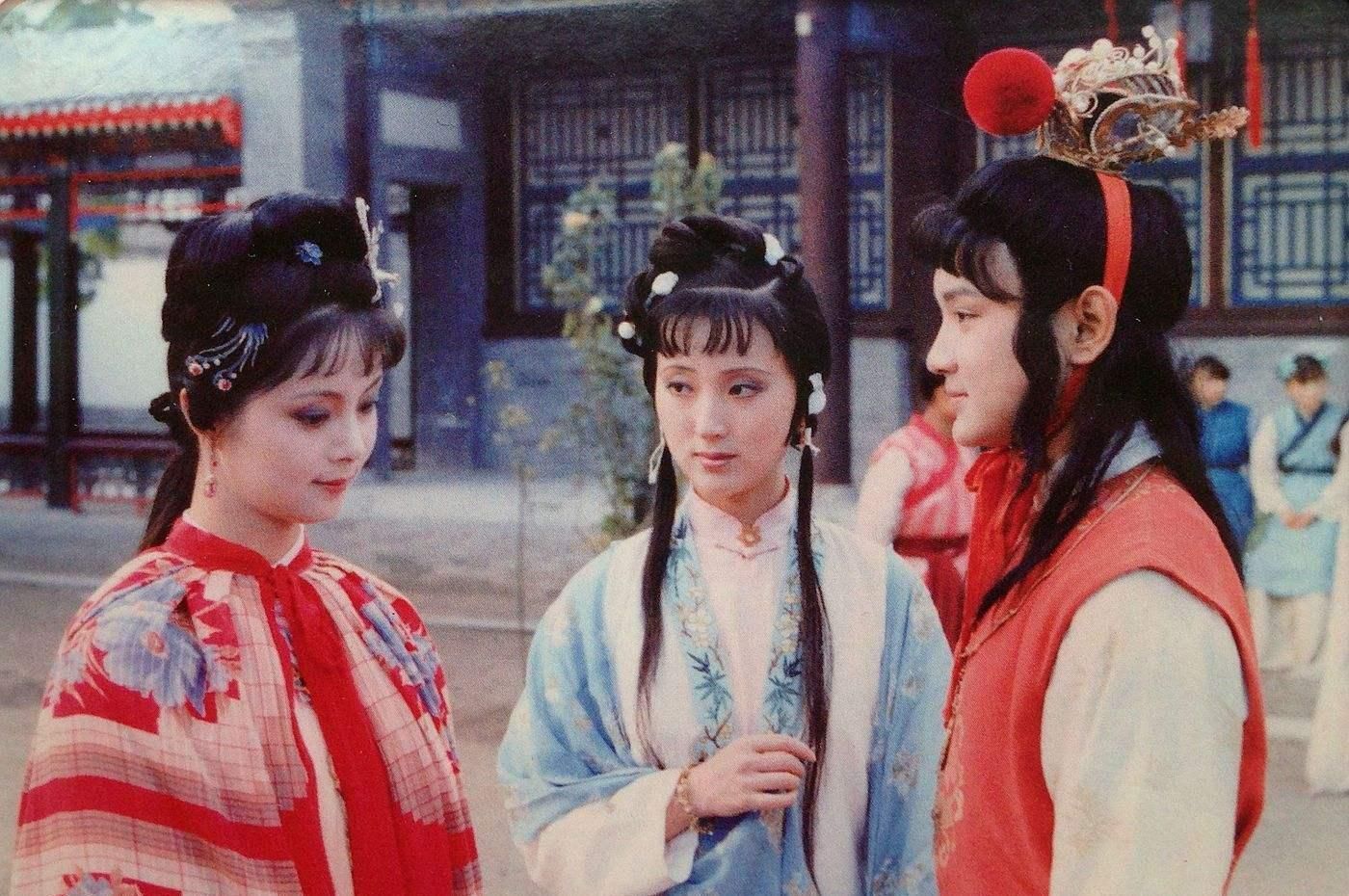 成群|家中妻妾成群,贾宝玉为啥还离家出走七个字道出薛宝钗的不堪