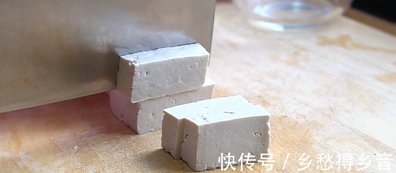 天凉了，用一块猪肉一把粉条炖着吃，暖身暖胃，上桌汤汁都不剩！