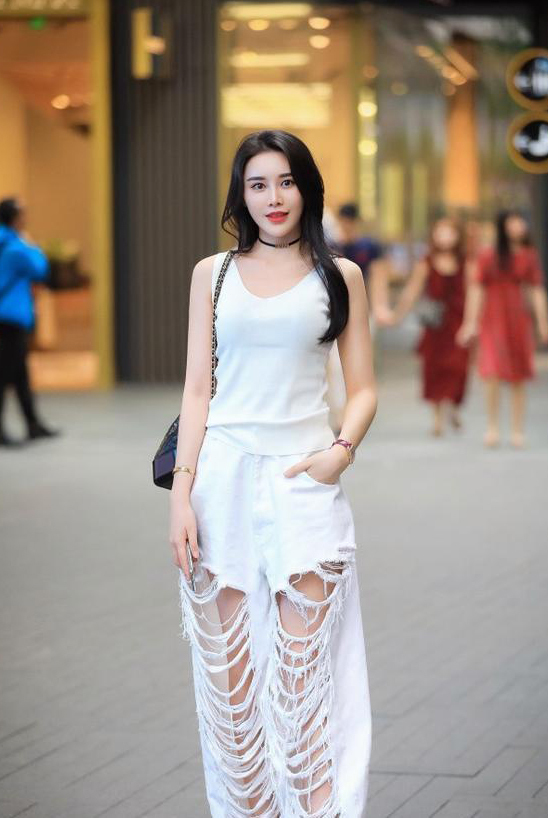 穿搭 身材高雅的美女,休闲开衫搭配百褶裙,给人帅气唯美的气质感