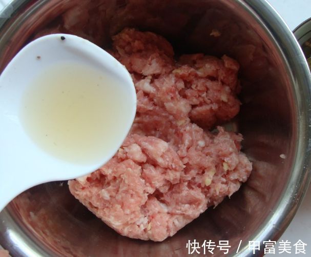 馅料|调萝卜馅,不要用盐杀水或者焯水,巧用一招,口感好味道香