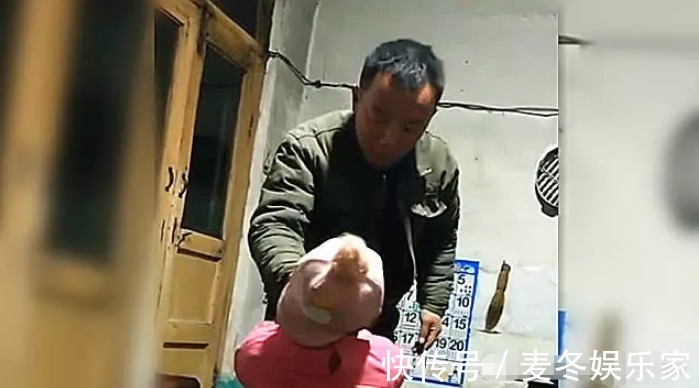 我们的爱|爸爸干了一天重活,回家看到女儿还在等候,从怀里掏出的东西泪目