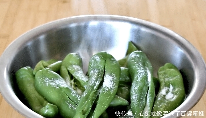 腌辣椒时,不加一滴油,香辣脆爽,腌一晚就能吃,做法超简单