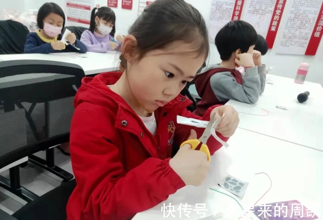 纽扣画|纽扣画、中国结、补绣挂件……地区居民巧手庆冬奥,一起向未来!