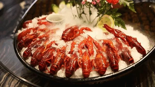 被放至冰块上出盘时冰清玉洁