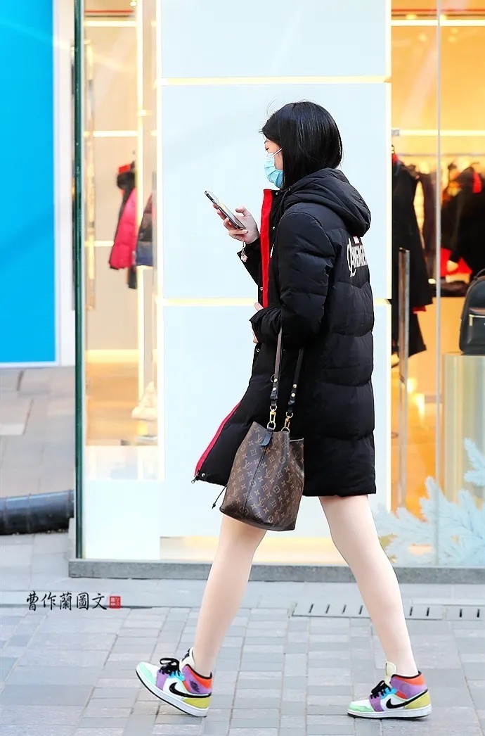 温暖|街拍:温暖又时尚的肉色丝袜美女