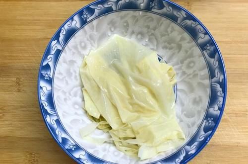 喜欢吃豆制品的小伙伴有口福了，这道菜皮薄馅大，解馋好吃