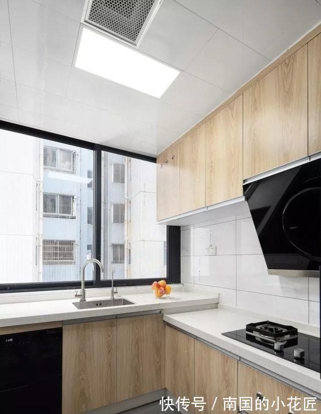 邻居|邻居家在客厅打了一整排柜子,没想到好处这么多,想照搬回家!