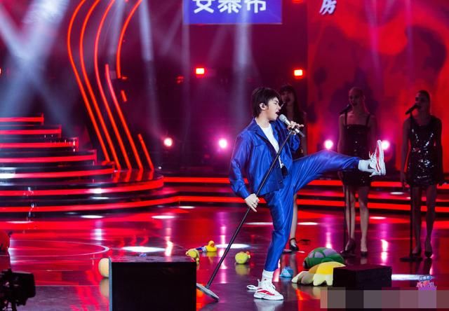 百变大咖秀紧跟时事，就是要模仿当代热点人物华晨宇汪峰