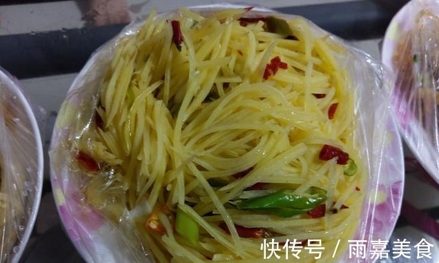 凉拌菜|“小气”的媳妇，请客整了一桌菜，朋友来时带一瓶3000的红酒