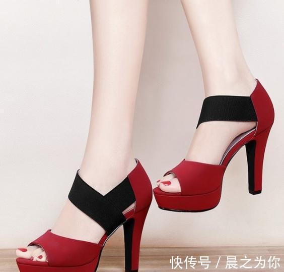 脚踝 美脚配细高跟,巧妙地修饰脚型,营造出俏皮时髦女人味