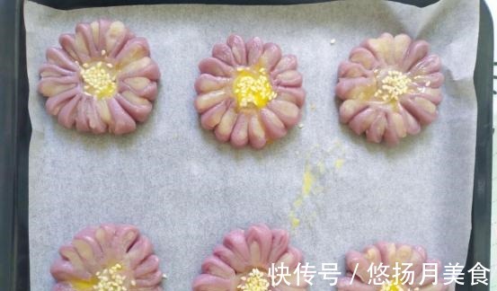 在家做紫薯花朵豆沙酥饼，口感香酥，美味非常！