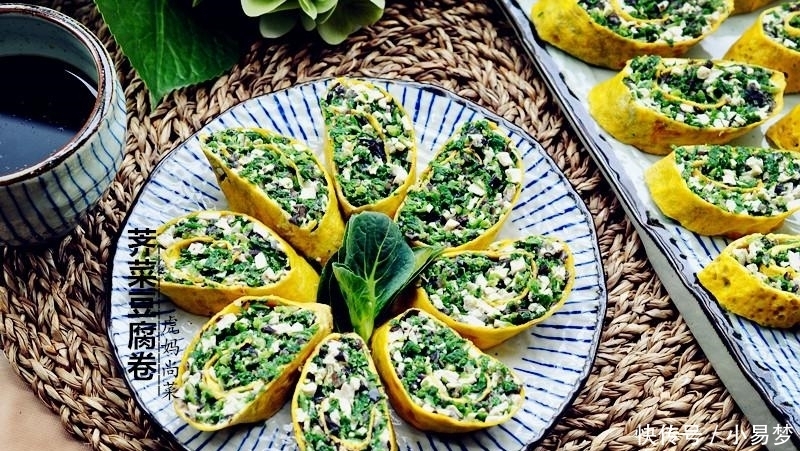 荠菜新吃法,卷起来蒸5分钟,清鲜软嫩,一口一个吃不停