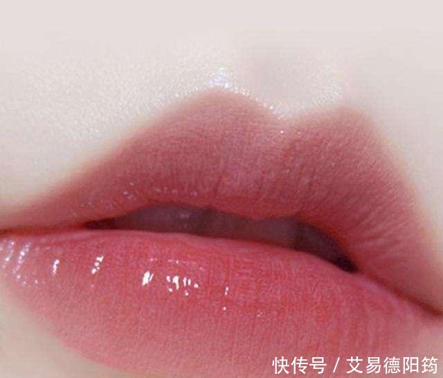 涂口红前需要先涂润唇膏吗？多数人都搞错了，难怪唇色悄悄变深了