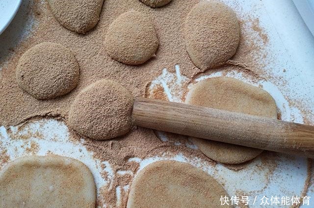 它是我做过最简易的点心,无需烤箱,蒸好擀薄就能吃,香甜好美味!