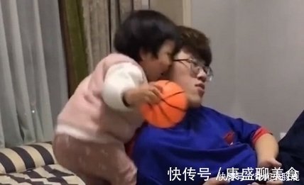 妹妹|哥哥正在看电视,妹妹趁着不注意偷亲一口,果然二胎开放没毛病