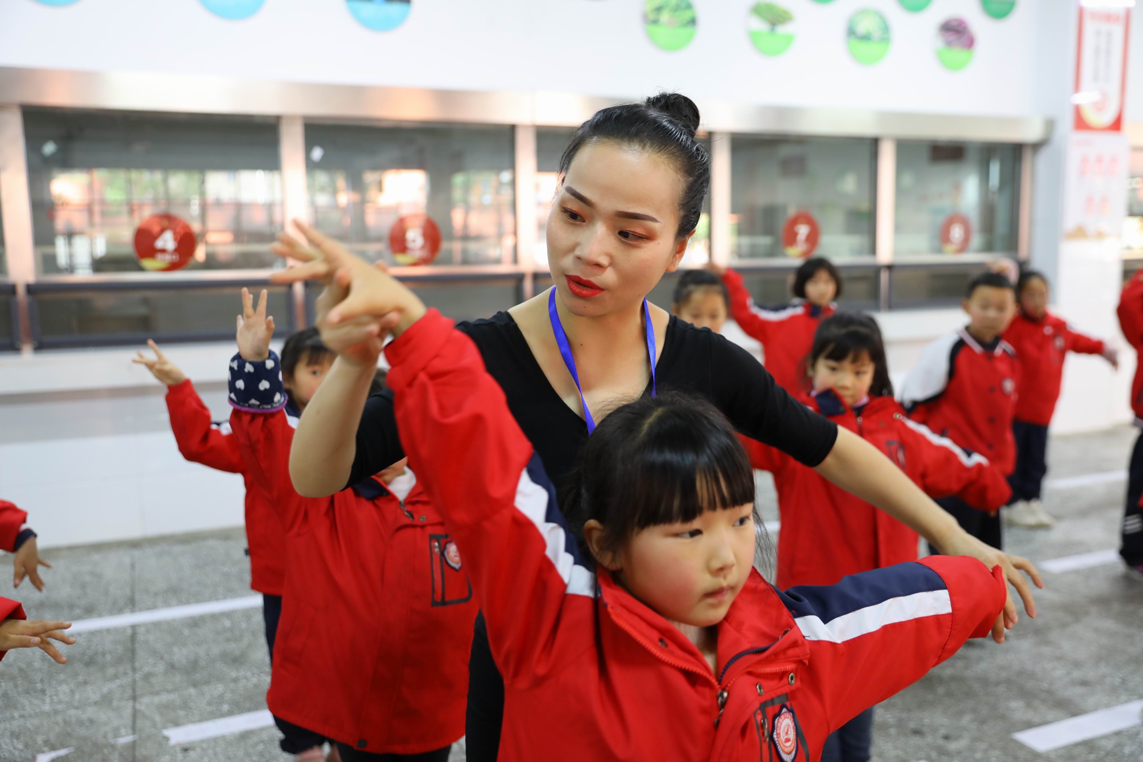 鹤峰城区两所学校启动校内课后服务 破解“三点半难题”