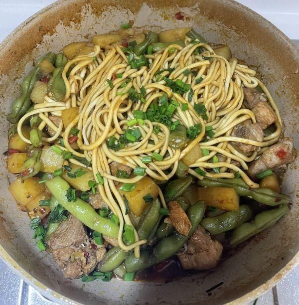 面条|学会这道排骨土豆豆角焖面,吃饭时间不用愁