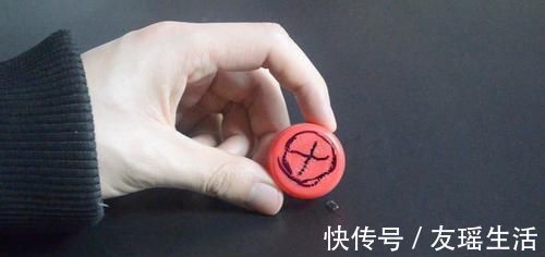 吸盘挂钩上粘个瓶盖真厉害, 一年能省下不少钱, 早点知道就好了