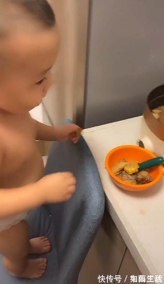 偷吃|妈妈做的排骨汤太美味,宝宝深夜去偷吃,动作很熟练,妈妈很无语