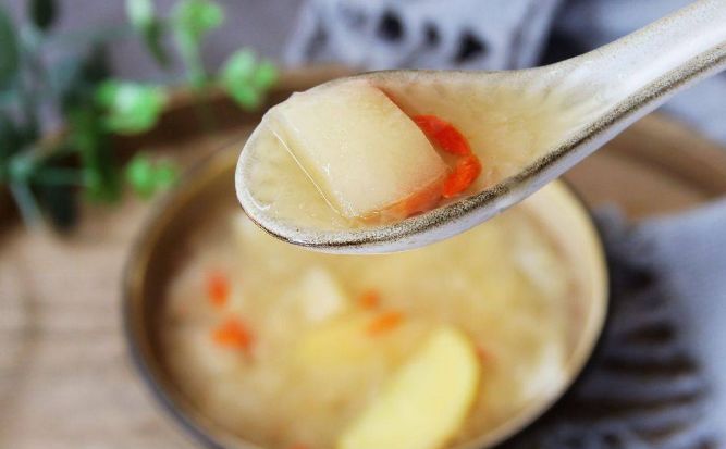 60岁老太太用苹果煮水喝，坚持了个把月，肌肤好到令人羡慕