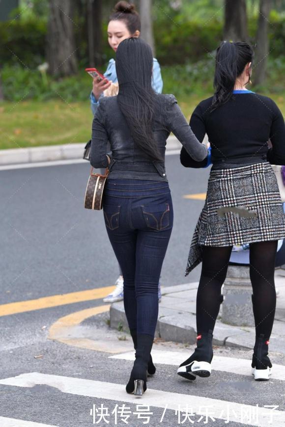 牛仔外套配修身牛仔裤,春季穿出好身材,美的帅气又成熟