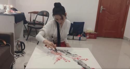 张馨予绘画很漂亮，一幅作品价值12万，绘画水平不输专业画家