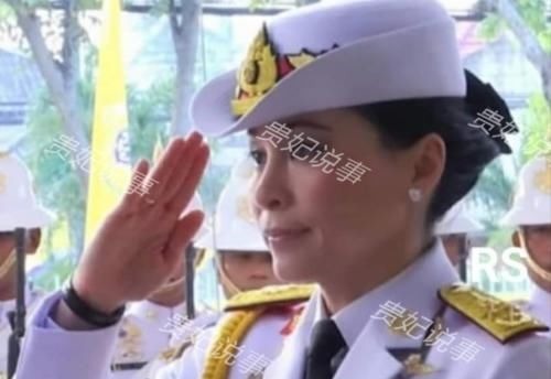 海报&43岁苏提达放大招,高调发布中国风海报,华裔王后宛如画中美人