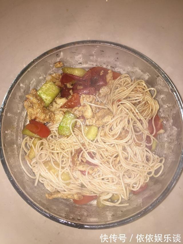 一碗面条，一碗菜卤做成家常“捞面条”，有滋有味吃起来