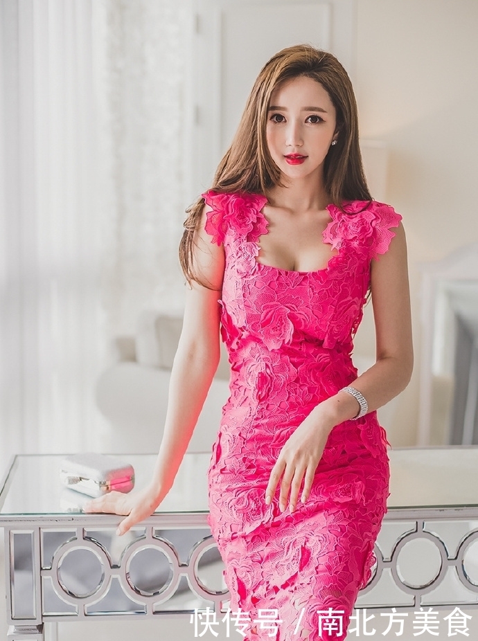 小姐姐穿玫瑰花裙，秀雅脱俗身材完美，网友：只怕是花仙子下凡