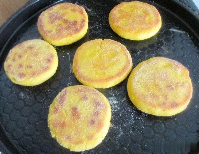 玉米面这样做简单快捷,暄软喷香,比包子馒头好,中老年人要多吃