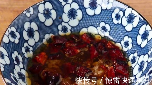 菠菜别再炒着吃了，端上桌味道鲜美，色泽碧绿，营养又解馋！