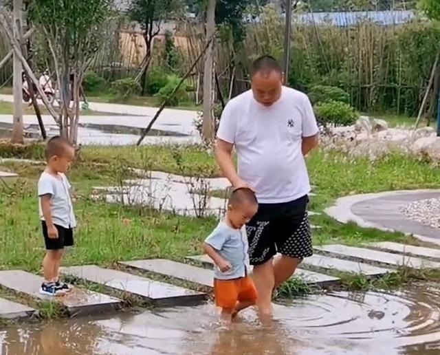 两个儿子|爸爸带双胞胎儿子去遛弯,到了饭点还不回家,妈妈找到3人时当场无语